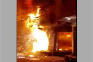 Delhi: Fire broke out in LPG cylinder's shop, 5 personnel of fire brigade were injured
