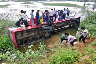 ಕೆರೆಗೆ ಉರುಳಿದ ಕೆಎಸ್​ಆರ್​ಟಿಸಿ ಬಸ್