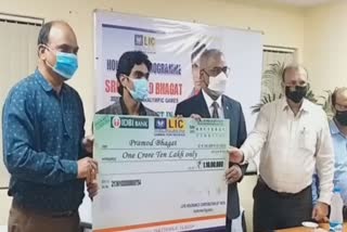 LIC facilitate Golden boy pramod bhagat with cash prize