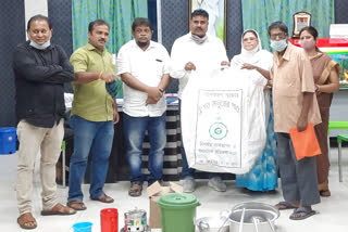 distribute kitchen kits in garulia municipality