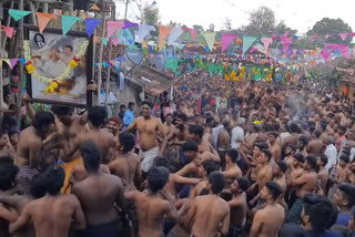 cow dung festival, erode cow dung festival, actor punith rajkumar, புனித் ராஜ்குமார், புனித் ராஜ்குமாருக்கு மரியாதை, சாணியடி திருவிழா, தாளவாடி, குமிட்டாபுரம், பீரேஸ்வரர் கோயில்