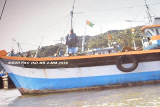 boat sank after being hit by a big boat in Ratnagiri? 1 sailor's body found, 5 missing