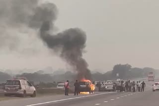 speeding-car-became-a-ball-of-fire-on-yamuna-expressway-driver-saved-his-life-by-jumping