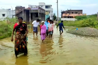 மழை நீருடன் கலக்கும் கழிவு நீர்