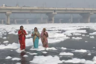 devotees of chhath offered