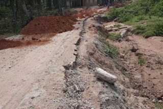 road-built-in-tutki-village-of-chatra-became-dilapidated-in-a-month