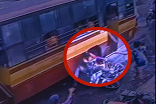 CCTV footage of a couple surviving an accident  CCTV footage  accident  accident cctv footage  chennai news  chennai latest news  road accident  bus accident  விபத்து  சாலை விபத்து  பைக் விபத்து  சிசிடிவி காட்சி  விபத்து தொடர்பான சிசிடிவி காட்சிகள்  சென்னை செய்திகள்  சென்னை ஓட்டேரியில் விபத்து