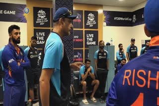 Shastri addressing Team India for final time