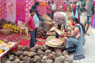 बाजार में सजी सामान.