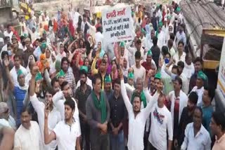 Demonstration of farmers of 81 villages for compensation, stopped the work of the authority office