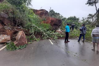 பர்கூர் மலைப்பாதையில் மண்சரிவு