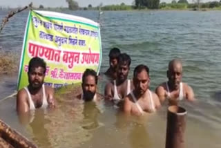 jalasamadhi-agitation-of-shiv-sainiks-as-they-are-not-getting-compensation-for-excess-rain-in-jalna