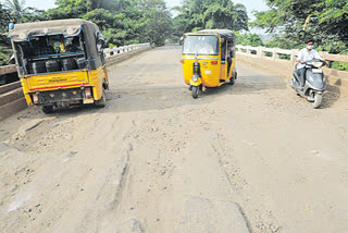 పాడైన రోడ్లు