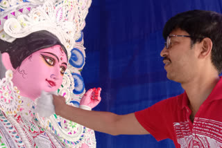 a doctor from hooghly makes idol of jagadhatri for puja of his family
