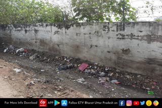 स्थानीय निवासियों की शिकायत पर नगर निगम ने किया कचरे का उठान