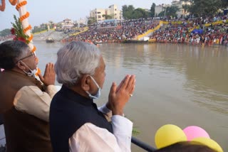 मुख्यमंत्री नीतीश कुमार ने दिया अर्घ्य, अब स्टीमर से गंगा घाटों का कर रहे निरीक्षण