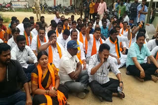 BJP leaders protest at Hindupur