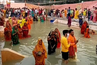 श्रद्धालुओं ने डूबते हुए सूर्य को अर्घ्य दिया.