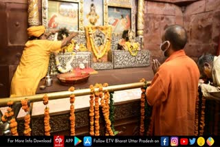 श्रीकृष्ण मंदिर में दर्शन करने पहुंचे सीएम योगी.