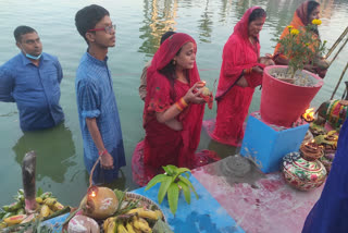 परिवहन मंत्री शीला मंडल मंडल ने किया छठ, मधुबनी में अस्ताचलगामी सूर्य को दिया अर्घ्य