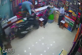 Ravichettu Bazaar  Khammam  A Bike crashed into a cloth store at Ravichettu Bazaar in Khammam  അപകടം ദൃശ്യം  ബൈക്ക് അപകടം  തമാശ പടര്‍ത്തുന്ന അപടകം  കോമഡി അപകടം  രാവിച്ചേത്തു ബസാര്‍