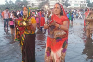 Devotees gather at ghats to perform 'Usha Arghya' on last day of Chhath