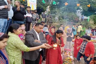 health-minister-banna-gupta-offered-arghya-to-rising-sun-in-jamshedpur