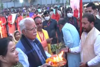 Haryana CM Manohar Lal Khattar Offers Prayers on Chhath Puja in Gurugram