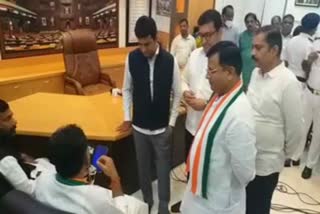 new mla srinivas mane and congress leader waiting for oath in speaker chamber in vidhana soudha