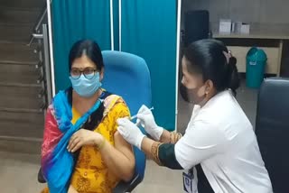 Noida: Arrangement to apply corona vaccine in district hospital till 10 pm