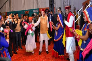 cm-dhami-and-arjun-munda-danced-fiercely-in-tribal-festival