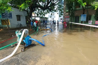 அரசு மருத்துவமனையில் வடியாத மழைநீர்