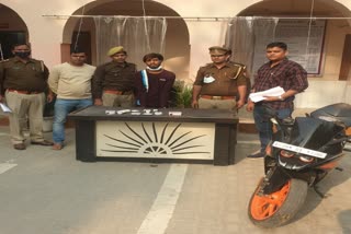 Bounty crook arrested from Hindon Pusta Road in Greater Noida, bike, cash and jewelery recovered