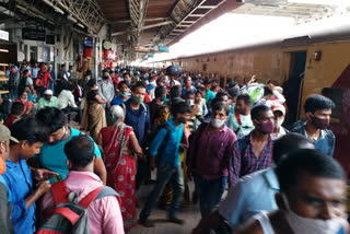 रेलवे स्टेशनों पर यात्रियों की भीड़