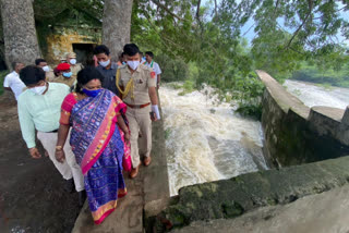 புதுச்சேரியிலும் பருவ மழை தொடங்கியுள்ள நிலையில் கடந்த இரண்டு நாள்களாக பெய்த கனமழையின் விளைவாக ஊசுடு ஏரிக்கான நீர் வரத்து அதிகரித்துள்ளது. இதனையடுத்து அங்குள்ள நீர்நிலைகளை துணைநிலை ஆளுநர்  தமிழிசை சௌந்தரராஜன் பார்வையிட்டார்.