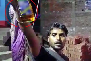 कैमरे पर दिखाई शराब की बोतल
