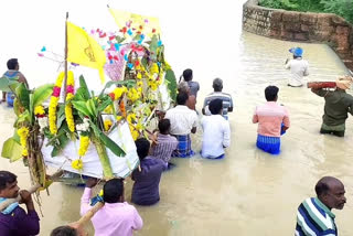 அரியலூர் அருகே கழுவந்தோண்டி கிராமத்தில் இறந்தவரின் உடலை கழுத்தளவு இருக்கும் நீரின் வழியாக எடுத்துச் செல்லும் காட்சி மக்களிடையே சோகத்தையும் கோபத்தையும் ஏற்படுத்தியுள்ளது.