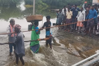 ஆபத்தான முறையில் சாலையை கடக்கும் கிராம மக்கள்