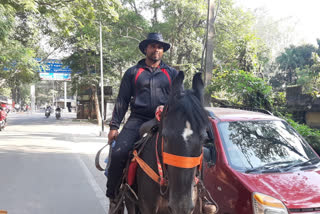 Hazaribagh: Young man rides on horse to save money on petrol