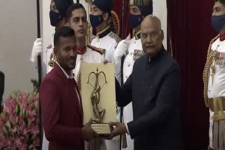 President Ram Nath Kovind confers Arjuna Award 2021 on hockey players  amit rohidas, virendra lakra