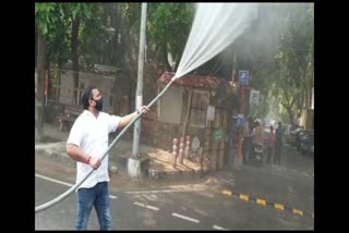 water-sprinkling-on-roadside-trees-to-make-vasant-kunj-pollution-free