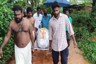 Heavy rain in alappuzha  Kerala heavy rain news  WOMAN FUNERAL ALAPPUZHA  WOMAN FUNERAL ALAPPUZHA news  heavy rain flooded places  kerla heavy rain news  വീട്ടമ്മയുടെ മൃതദേഹം സംസ്‌കരിച്ചു  മൃതദേഹം മുട്ടോളം വെള്ളത്തിൽ സംസ്‌കരിച്ചു  തലവടി പഞ്ചായത്തിലെ സംസ്‌കരണം  ലളിതയുടെ മൃതദേഹം സംസ്‌കരിച്ചു  ലളിതയുടെ മൃതദേഹം മുട്ടോളം വെള്ളത്തിൽ സംസ്‌കരിച്ചു  മൃതദേഹം മുട്ടോളം വെള്ളത്തിൽ ചുമന്ന് വീട്ടിലെത്തിച്ചു