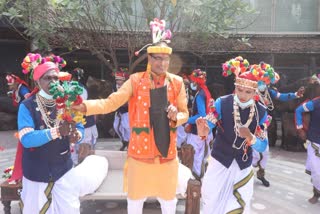 shivraj dances with adiwasi