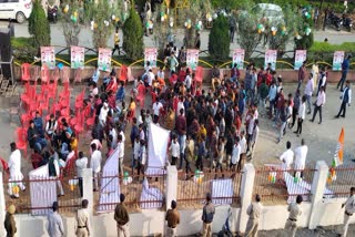 Congress workers clash with each other to welcome NSUI President Neeraj Pandey