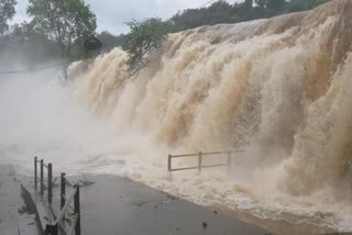 Flood_at_Tirparappu_falls