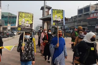 a rally organized on children's day by ngu in srinagar  a rally conduct on children's day  a rally organized in srinagar  jammu and kashmir news  children's day news  'بچوں کے حقوق کو پامال نہیں کیا جانا چاہئے'  درجنوں بچوں نے حصہ لیا  عوام بچوں کے حقوق سے آگاہ ہو  یوم اطفال کے موقع پر تقریب منعقد نہیں  بچوں کی ایک ریلی کا انعقاد