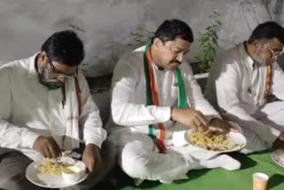 ngress leaders enjoy a meal with villagers