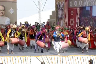 TRIBAL PERFORMING CULTURAL FOLK DANCE IN HONOUR OF PM MODI IN BHOPAL