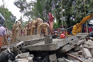 house under construction  house under construction collapsed  house under construction collapsed in kozhikode  നിർമാണത്തിലിരുന്ന വീട് തകർന്ന് വീണു  വീട് തകർന്ന് വീണു  വീട് തകർന്നു  കോഴിക്കോട് വീട് തകർന്നു വാർത്ത  നിർമാണത്തിലിരുന്ന വീട് തകർന്നു വാർത്ത  ചെറുകുളത്തൂരില്‍ വീട് തകർന്നു