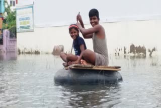 குழந்தைகள் படகு மூலம் சவாரி